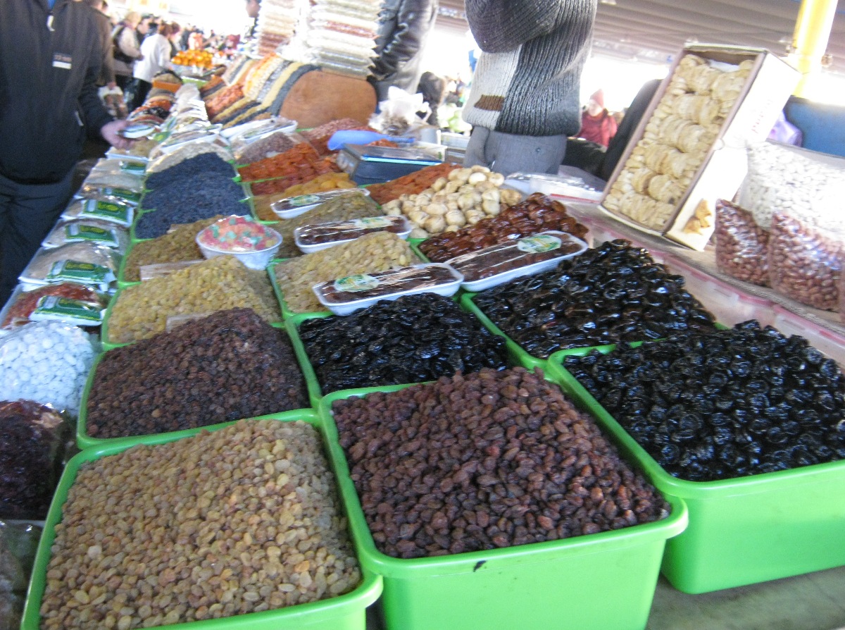 Какая еда полезна. Большой выбор сухофруктов и орехов.