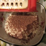 Мороженое с натертым шоколадом, ice cream with chocolate for pancakes Трем молочный шоколад для начинчинки блинов.