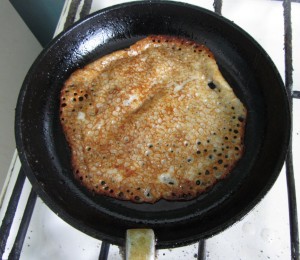 Процесс приготовления блинов без яиц, the process of cooking pancakes Небольшая специальнаясковородка для приготовления блинов.
