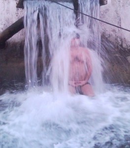 Религиозное закаливание сидя под водопадом. Медитация под водопадом.