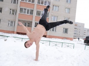 Воздушное закаливание организма, стояние на одной руке на снегу.