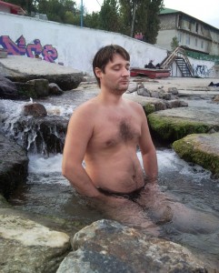 Медитция в реке, закаливание холодной водой,