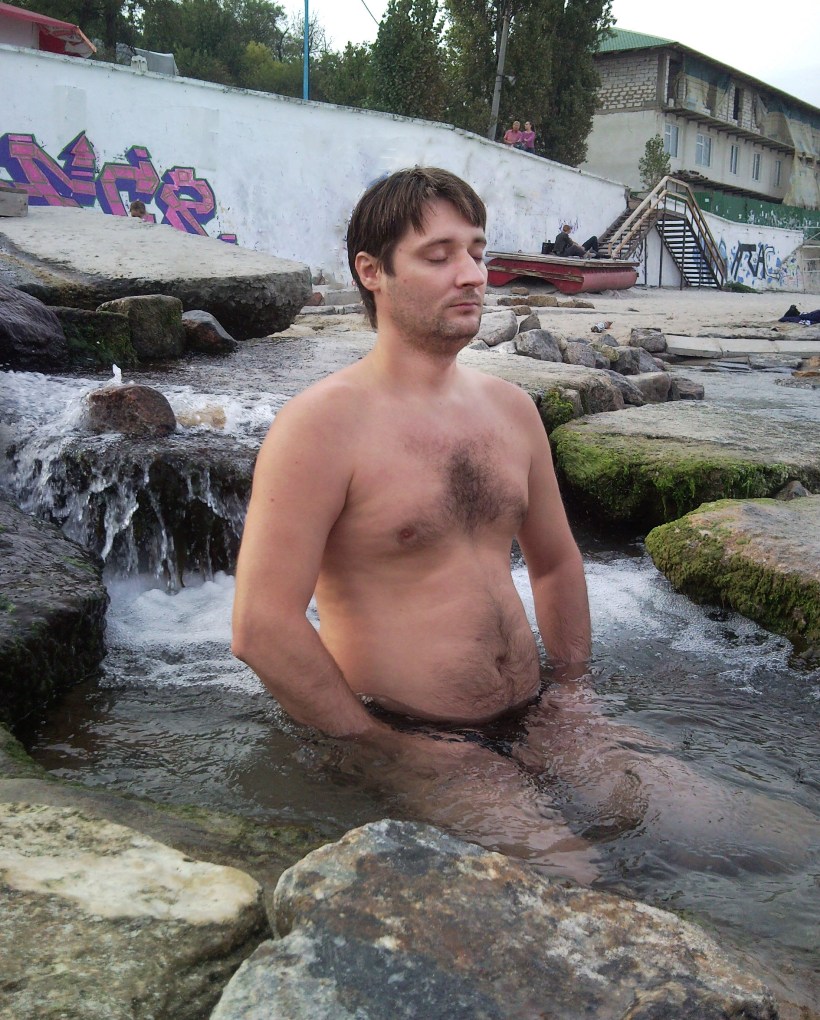 Медитция в реке, закаливание холодной водой,