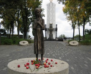 Поминки 40 день, Статуя памяти погибшим, Wake to 40 days. Поминальная трапеза, мемориал жертвам голодомора в Киеве.