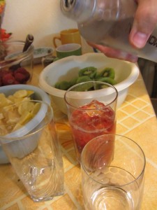 Добавляем водку в кайпиринью, Add the vodka in the Caipirinha Кайпиринья с водкой, Алкогольная кайпиринья.