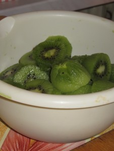 Фрукты киви для кайпириньи, киви кайпиринья, kiwi fruit Чистим киви ложкой по Бразильски, Как правильно чистить киви.