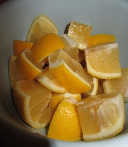 Лимонная кайпиринья, лимон для кайпириньи, lemon Кайпиринья с лимоном, режем лимон для кайпириньи.