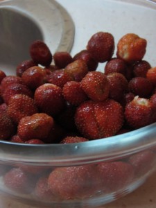 Мытая клубника, разделанная клубника для кайпириньи, strawberry Клубничная кайпиринья.