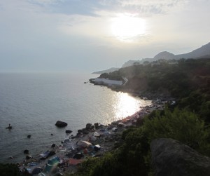 Дикий Пляж Форос Крым, Палаточный городок на берегу моря Форос. Дикий пляж в крыму, отдых в крыму с палаткой.