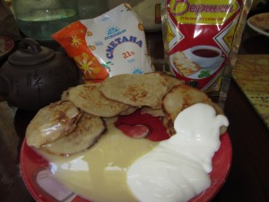 Готовые оладьи с яблоком на молоке, Finished with apple fritters Оладьи со сметаной и сгущенкой.