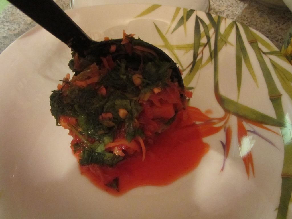 Как насыпать борщ, How to pour a borscht Наливаем борщь в тарелку, как правильно подавать борщ.