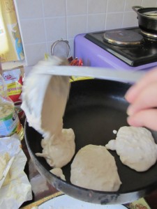 Наливаем тесто на сковороду, Pour batter into the pan как жарить аладьи