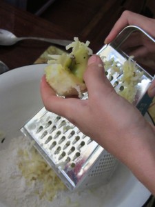 Трем яблоки на терку, apples on grater яблоки на терку в тесто для оладьев, трем яблоки в тесто,