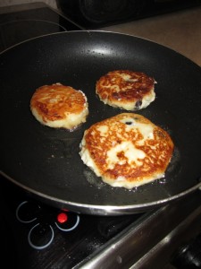Жарим сырники с изюмом, curd pancake как пожарить сырники с изюмом.