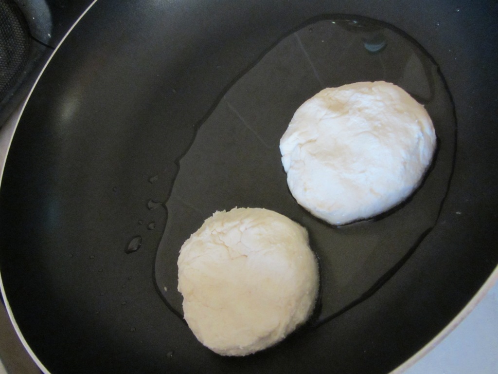 Как лепить сырники, how to sculpt cheese pancakes Лепим сырники из теста