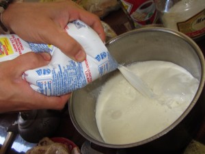 Молоко для молочного коктейля, milk for a milkshake Делаем молочный коктейль с мороженным и бананом.