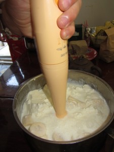 Перемешиваем молочный коктейль блендером, mix milk shake blender делаем блендером молочный коктейль, молочный коктейль блендером.