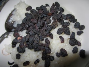 смешиваем рис с изюмом, mix the rice with raisins Русские национальные сладости рецепт, процес приготовления поминальной кутьи из риса с изюмом