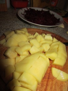 Картошка и свекла для борщаpotatoes and beets for borscht Сколько надо картошки для борща, как приготовить веганский борщ