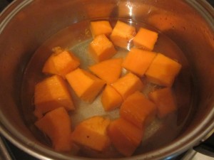 Кусочки тыквы в воде, pumpkin slices in water Красиво нарезаный кабак плавает в воде.