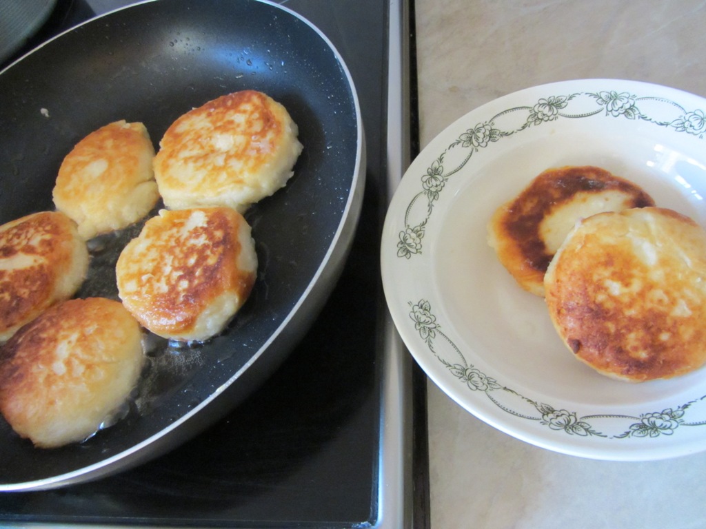 Готовые сырники, ready cheese pancakes Красивые пожареные сырники.