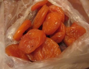 красная курага для кутьи, курага для рисовой кутьи с изюмом, red apricots for kuti Готовим поминальную рисовую кутью с изюмом.