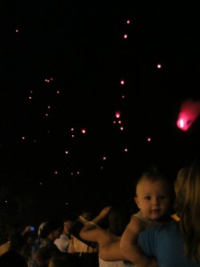 Одесса город герой, Запуск небесных фонарей в одессе, Odessa city hero Одесские туристы запускают небесные фонарики, много фонарей в одесском ночном небе.