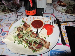 Кушаем на одесской дискотеке, шашлык с вином в одесском ночном клубе, We eat at the Odessa disco Дискотека в Одессе в Аркадии, ночные клубы Одессы,