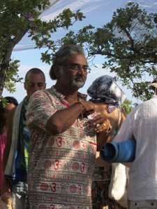 индийский мастер ведической кулинарии, Indian master of Vedic cooking. Индийский кулинар готовит традиционную Массалу.