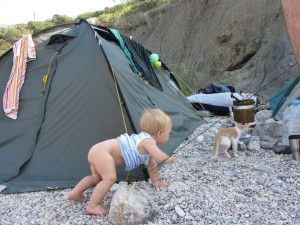 Голые на Форосе, отдых голышом Форос,Naked in Foros. Голый ребенок гонится за котом.