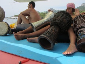 Игра на инструментах Крыму Форос, Playing on instruments Foros Crimea. Маленькая девочка играет на 3 барабанах.