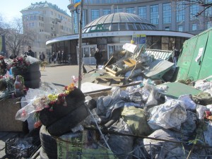 Работает метро во время революции, Working underground at the time of the revolution Метро в Киеве заваленное мусором в центре города