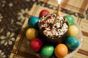 Можно ли есть на кладбище, Зачем на кладбище приносят еду, Почему бедным и бездомным раздают милостыню на поминки, Какую еду надо нести на кладбище, mozhno-li-est-na-kladbishhe Какую еду не надо нести на могилу, Можно ли отдавать поминальную еду животным,