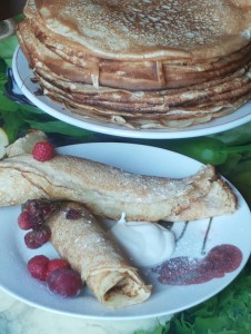 блины красиво подать, блины трубочкой, блины с начинкой, blinchiki trubochkoj krasivye