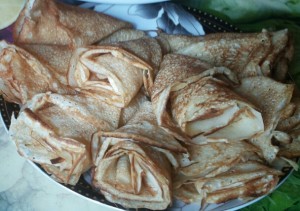 красиво завернуть блины рожком, блиныс начинкой, bliny rozhkom