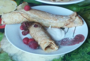 блины трубочкой, красиво свернуть блины с начинкой, bliny trubochkoj