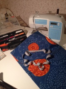 Как научиться шить самостоятельно, Стоит ли шить себе одежду, Как работать с готовыми выкройками, kak-nauchitsya-shit-samostoyatelno Как выбрать ткань для пошива одежды,