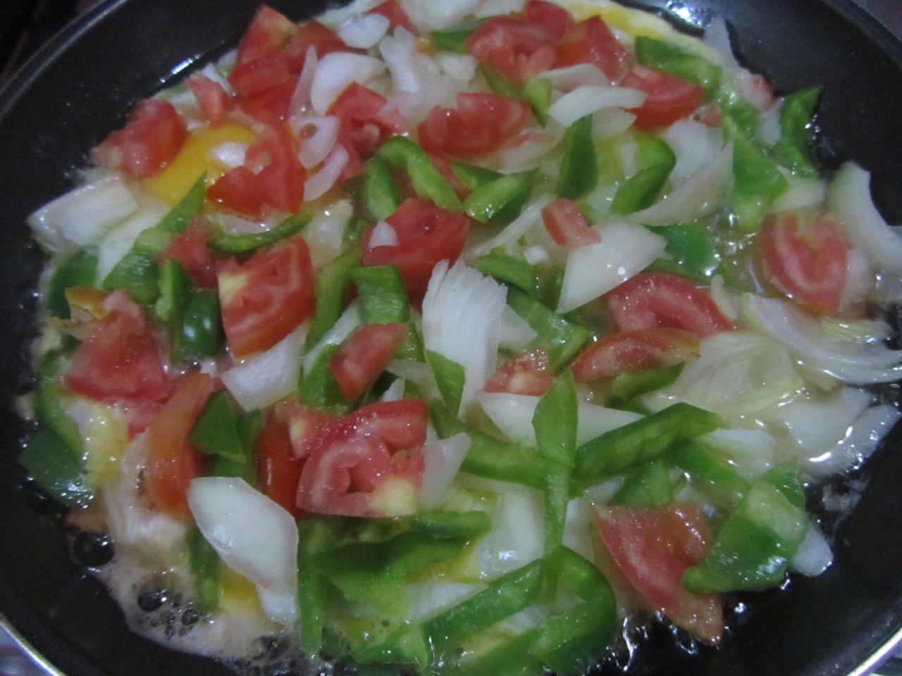 как правильно жарить яичницу, как правильно жарить яйца, Как сделать яичницу полезнее, kak-pravilno-zharit-yaichnicu-yayca Пошаговый рецепт приготовления яичницы с зеленью с фото, Как правильно пожарить яйца.