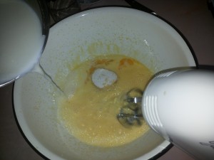 наливаем молоко в тесто для блинов, moloko v testo