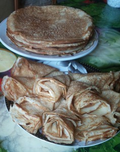 как завернуть блины, блины рулетом, blinnye rulety