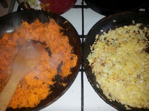 готовим начинку для печеночного торта, zharim morkov' i luk