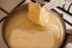 растапливаем в чем-то все сливочное масло для пасхи растапливаем в чем-то все сливочное масло для пасхи