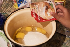 отдельной кастрюле взбиваем яйца отдельной кастрюле взбиваем яйца