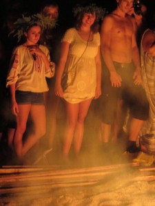 Как традиционно проводят праздник Ивана Купала? Как традиционно проводят праздник Ивана Купала?