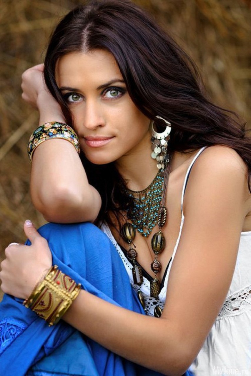 Обилие украшений в цыганском наряде