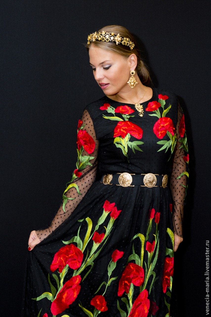 Платье с гвоздиками