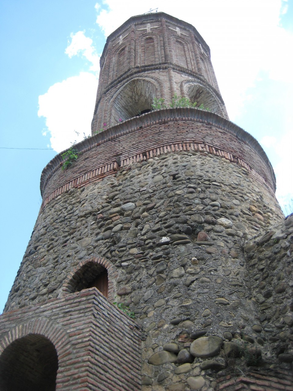 Главная достопримечательность Мцхета является – кафедральный собор Светицховели (Животворящий столп) Главная достопримечательность Мцхета является – кафедральный собор Светицховели (Животворящий столп)