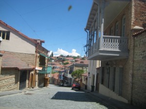 Здесь же, на склоне одной горы, находится знаменитый Город любви Грузии – Сигнаги Здесь же, на склоне одной горы, находится знаменитый Город любви Грузии – Сигнаги