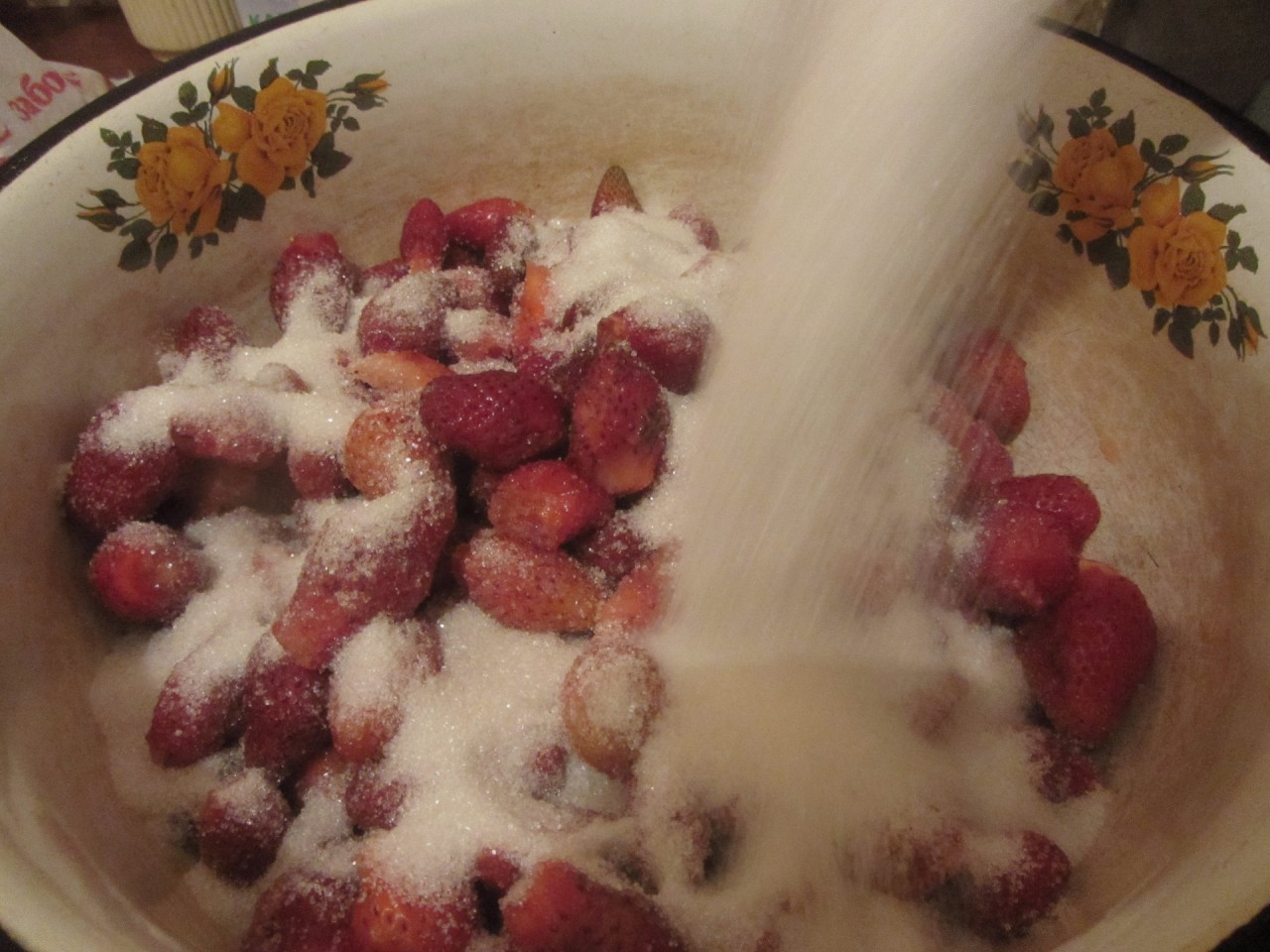 Для приготовления клубничного варенья в собственном соку нам понадобится Для приготовления клубничного варенья в собственном соку нам понадобится