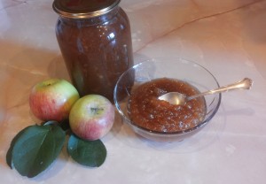 банка с яблочным повидлом, povidlo v banke